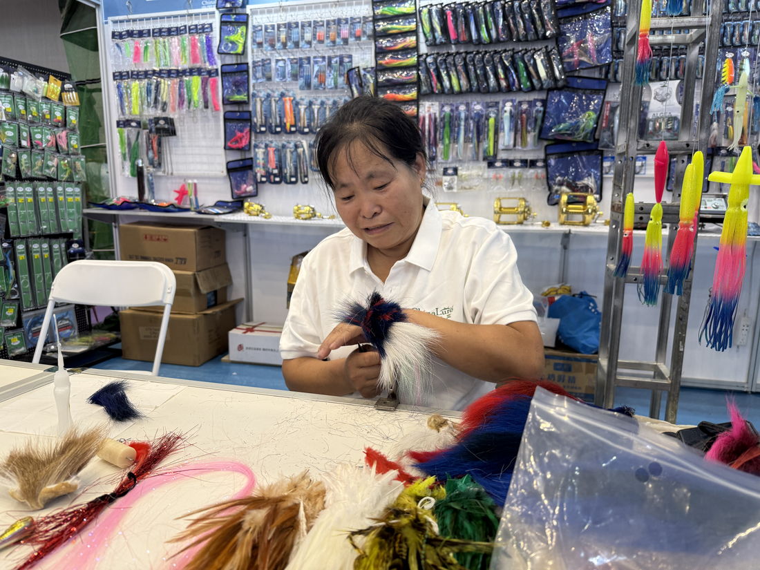 Hand-tying an eight-tail mouse lure at the Chinalure booth, CGC EXPO (Autumn) 2026, Weihai
