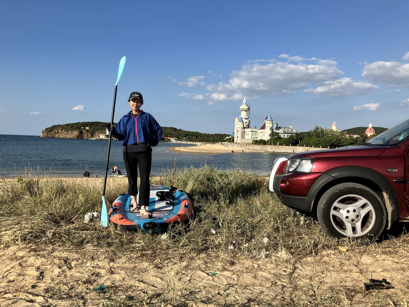 Young and Jessica standing on their fishing paddleboards off the Weihai shore